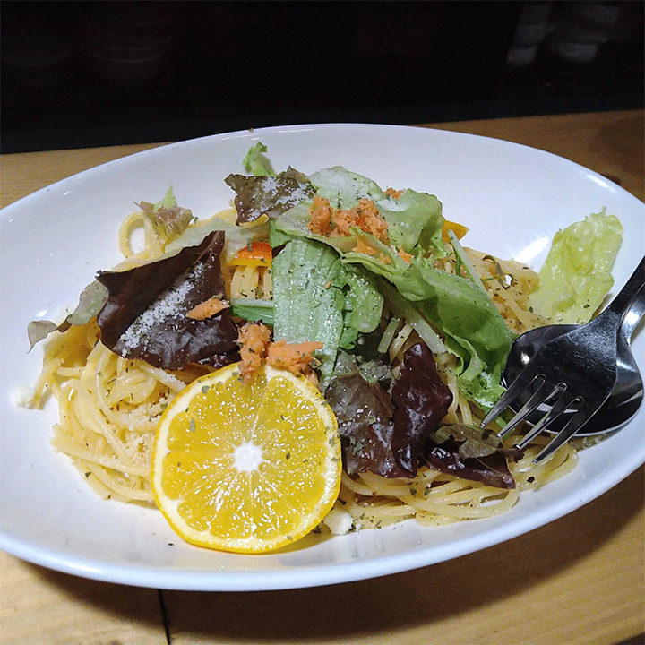 ライブばかりやっているイメージの輪さんですが普段はバー営業。